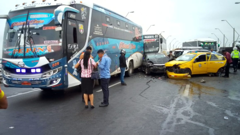 Un bus, un taxi y otros carros involucrados en un accidente de tránsito en el Puente de la Unidad Nacional, el 5 de agosto de 2024.