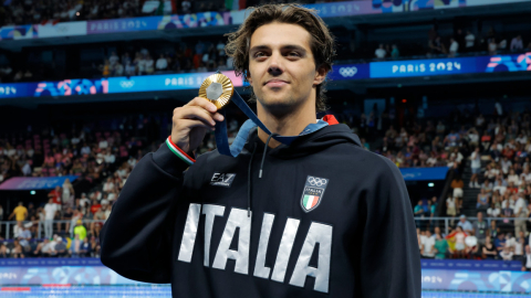 Thomas Ceccon con su medalla de oro después de ganar los 100 metros de espalda en los Juegos Olímpicos de París, 29 de julio de 2024.