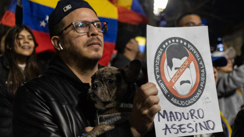 Venezolanos participan de una manifestación en rechazo a los resultados que dieron como ganador a Nicolás Maduro en Venezuela. Sábado 3 de agosto de 2024 en Santiago de Chile.