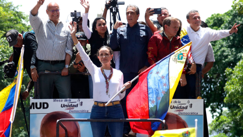 Oposición pide a policías y militares que se pongan al lado del pueblo ante el "golpe de Estado" de Maduro