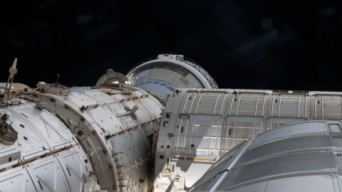 Fotografía cedida por la NASA de una instantánea tomada desde una ventana donde se muestra en una parte el espacio y la nave espacial Starliner de Boeing, 6 de junio de 2024.