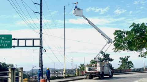 Técnicos de CNEL ejecutan trabajos en Guayaquil este 5 de junio de 2024.