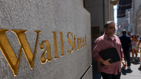 La gente camina por Wall Street fuera de la Bolsa de Valores de Nueva York el 5 de agosto de 2024, en la ciudad de Nueva York, Estados Unidos.