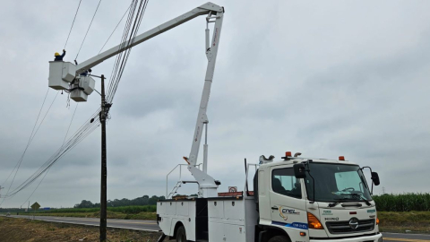 Personal de CNEL ejecuta trabajos en las redes eléctricas de Guayas, el 5 de agosto de 2024.