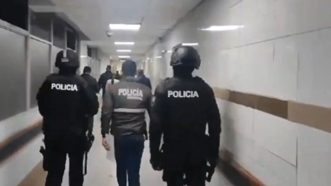 La Policía en un allanamiento a una casa de salud de Quito, el 6 de agosto de 2024.