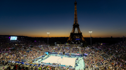 Fotografía del atardecer antes de los partidos por los octavos de final del voleibol masculino entre Brasil-Japón y Qatar-Chile en las competiciones de voleibol de playa de los Juegos Olímpicos de París 2024, en la Torre Eiffel en París, el 5 de agosto de 2024.