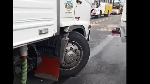 Tirado en media carretera quedó el cuerpo de la víctima durante un asalto registrado en la vía Panamericana, en el cantón Ponce Enríquez, este 6 de agosto de 2024.