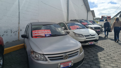 Carros exhibidos en un patio de carros del SRI, en el norte de Quito. Foto del 9 de julio de 2024.