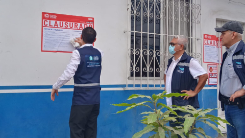 Funcionarios públicos clausuran una clínica de rehabilitación en la parroquia Chongón, en Guayaquil, este 6 de agosto de 2024.