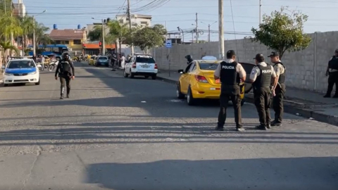 Policías toman procedimiento tras el ataque registrado en la vía a Puerto Bolívar, en Machala, este 6 de agosto de 2024.