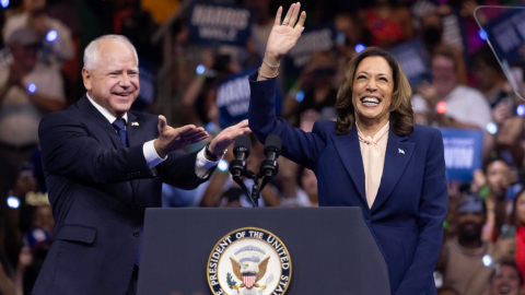 El candidato a la vicepresidencia, Tim Walz, junto a la candidata presidencial, Kamala Harris, en el inicio de la campaña en Pensilvania, Estados Unidos, este 6 de agosto de 2024.