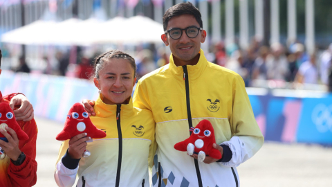 Glenda Morejón y Daniel Pintado subieron al podio después de ganar la medalla de plata en los Juegos Olímpicos de París, el 7 de agosto de 2024.