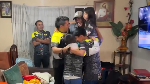 La familia del marchista cuencano celebra la medalla de plata conseguida en la prueba de relevos mixtos por Daniel Pintado y Glenda Morejón, el 7 de agosto de 2024.