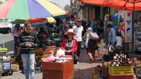 Imagen referencial de comerciantes en la ciudad de Cuenca, Ecuador, el  29 de enero de 2024.