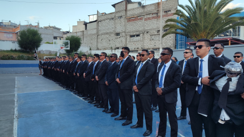 Policías realizan una formación durante el curso de formación como agentes de protección, el 2 de agosto de 2024, en Ambato.