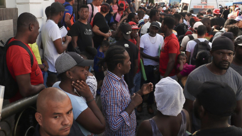 Migrantes hacen fila a la espera de resolver su situación migratoria en Tapachula, el 7 de agosto de 2024.