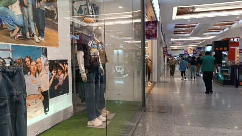 Clientes transitan en un centro comercial, en el centro norte de Quito, mayo de 2024. Imagen referencial.