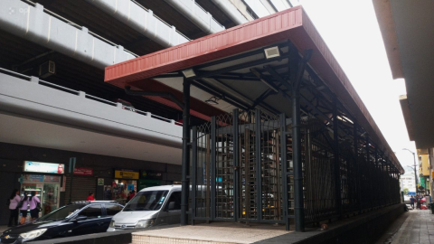 Una de las paradas de la Troncal 4 de la Metrovía, en la calle García Avilés, centro de Guayaquil. La construcción de las estaciones concluyó en 2021, sin que haya podido operar.