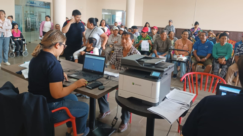 Funcionarios del SRI ofrecen asistencia tributaria a ciudadanos en el cantón Playas, en Santa Elena, 19 de julio de 2024. Imagen referencial.