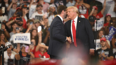 El candidato presidencial republicano Donald J. Trump (R) y su compañero de fórmula, el senador JD Vance (L) de Ohio, en un mitin en Atlanta, Georgia, Estados Unidos, el 3 de agosto de 2024.