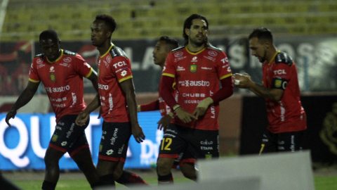 Los jugadores de Deportivo Cuenca festejan un gol ante Orense, por la LigaPro, el 9 de agosto de 2024.