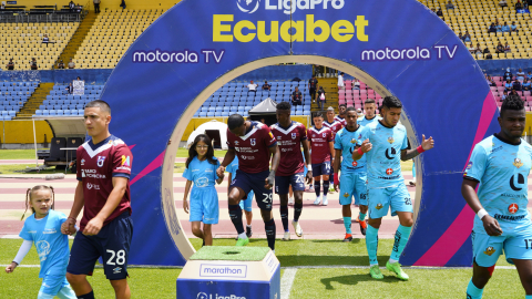 Los jugadores de Universidad Católica y Libertad salen a la cancha del estadio Atahualpa, el 10 de agosto de 2024.