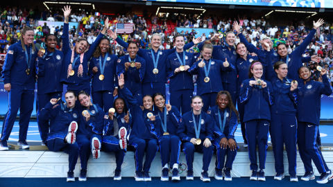 Jugadoras de la selección de Estados Unidos con la medalla de oro, 10 de agosto de 2024.