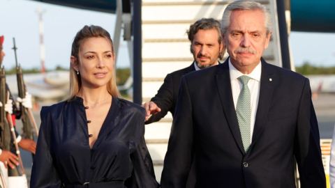 El expresidente de Argentina Alberto Fernández y Fabiola Yáñez. en una visita a Bogotá en 2023.