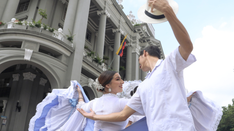 Imagen referencial de bailes tradicionales en el centro de Guayaquil, 28 de junio de 2023.