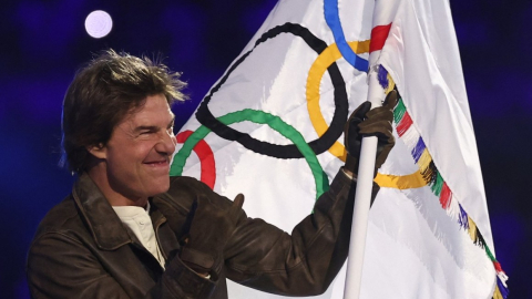 El actor Tom Cruise carga la bandera olímpica, el 11 de agosto de 2024.