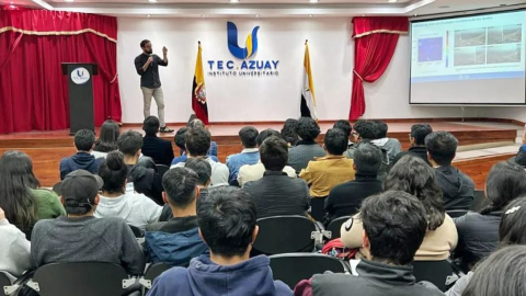 Imagen referencial. Estudiantes en el Instituto Tecnológico del Azuay.