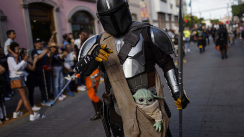 Un hombre disfrazado de 'The Mandalorian' participa en el desfile de fans de Star Wars desarrollado en Guanajuato, el 10 de agosto de 2024.