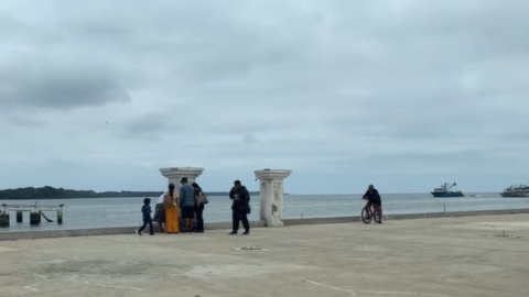 Personas caminan por el muelle de Puerto Bolívar, en Machala, el 12 de agosto de 2024.