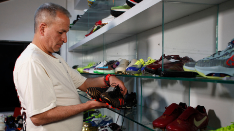 El ecuatoriano Esteban Del Hierro posa con su colección de más de 7.000 pares de zapatillas y calzado deportivo en Quito el 25 de julio de 2024. "Cada zapato evoca una época de la vida de cada persona, de la realidad, de la historia", dice a la AFP Del Hierro , un entusiasta de las zapatillas que, durante 45 de sus 55 años, ha acumulado más de 7.000 pares.