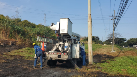 Los cortes de luz en varios sectores de Guayaquil de este 12 de agosto se originaron por el arranque de la línea de subtransmisión Cemento, en el kilómetro 13 de la vía a la Costa.