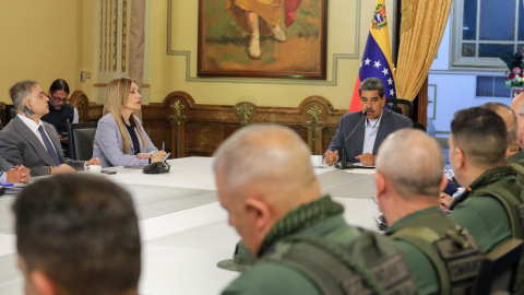 El presidente de Venezuela, Nicolás Maduro (d), durante una reunión con las altas autoridades de las instituciones del Estado, este 12 de agosto, en Venezuela.