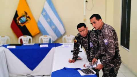 El general Víctor Hugo Zárate (derecha), nuevo comandante de la Policía Nacional, previo a una rueda de prensa del Bloque de Seguridad, este lunes 12 de agosto del 2024.