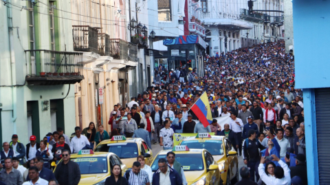 Cientos de taxistas se movilizan por las calles este 12 de agosto de 2024.