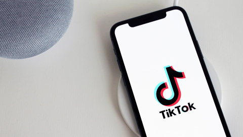 Fotografía referencial de un teléfono inteligente con el logo de la red social TikTok en su pantalla.