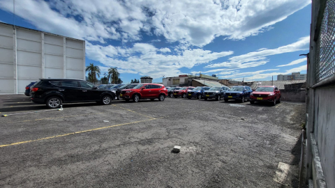 Autos comprados por el Municipio de Quito en el patio del Teatro Capitol, el 13 de agosto de 2024.