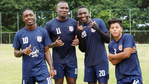 Jóvenes que pertenecen a uno de los equipos de la Junta de Beneficencia de Guayaquil con el Atlético de Madrid, 13 de agosto de 2024.