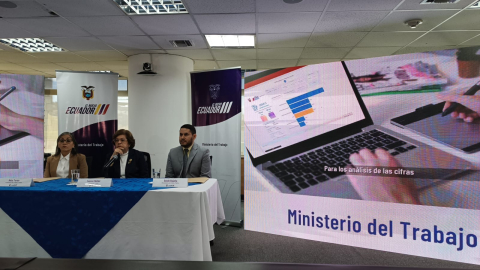 La ministra de Trabajo, Ivonne Núñez, acompañada de Viceministros de esta cartera, en la presentación de la nueva plataforma del Sistema Único de Trabajo, este 13 de agosto de 2024, en Quito.