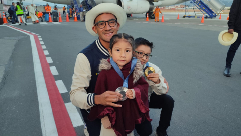 Daniel Pintado con sus hijos en el aeropuerto Mariscal Lamar, 13 de agosto de 2024.