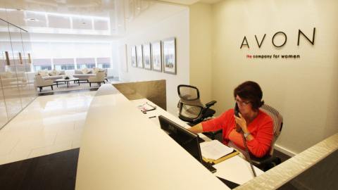 Una mujer atiende el área de recepción de las instalaciones de Avon Products Inc. el 14 de septiembre de 2011 en la Ciudad de Nueva York, Estados Unidos