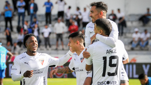 Jugadores de Liga de Quito celebrando su gol ante Macará,4 de agosto de 2024.