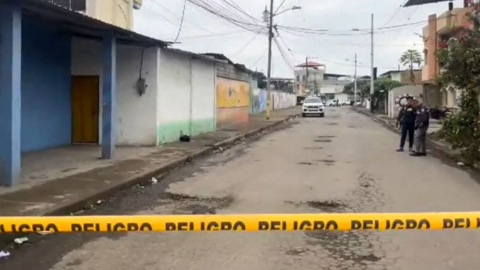 La Policía en los exteriores de un colegio de Machala, el 14 de agosto de 2024.