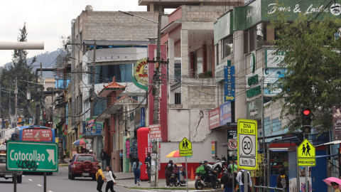 Personas caminando en una calle comercial, en el norte de Quito, 16 de febrero de 2024.