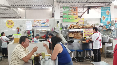 Venta de almuerzos en el mercado Santa Clara, en el norte de Quito, marzo de 2024.