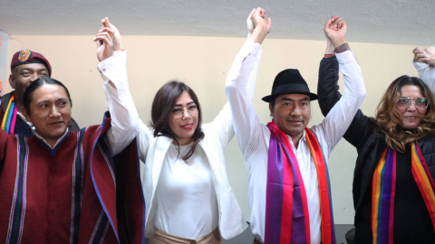 Katiuska Molina y Leonidaz Iza (centro) conforman el binomio presidencia de Pachakutik. Quito, 14 de agosto de 2024