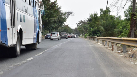 Vehículos circulan por el kilómetro 9 de la vía a la Costa, en Guayaquil.